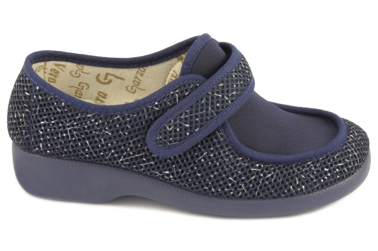 Garzón - Zapatilla cerrada con velcro de mujer, apta para la calle como para ir por casa, piso antideslizante, en color azul marino