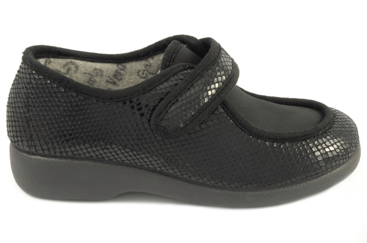 Garzón - Zapatilla cerrada con velcro apta para la calle, pala de licra, tejido abrigado y piso antideslizante, calzado para mujer en color negro